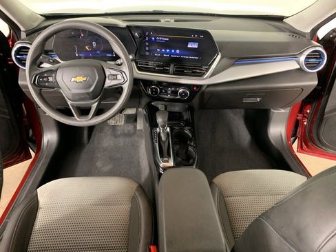 Used 2025 Chevrolet Trax LT image 32