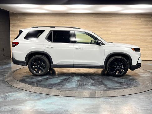 Used 2025 Honda Pilot Black Edition image 32
