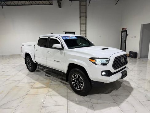 Used 2020 Toyota Tacoma TRD Sport w/ Technology Package RWD image 3