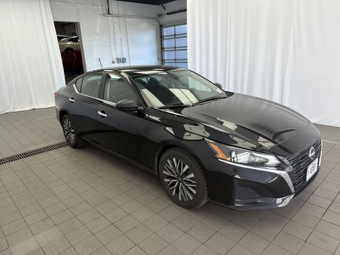 Used 2025 Nissan Altima 2.5 SV image 3
