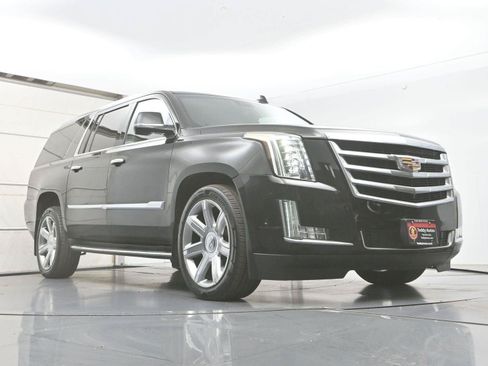 Used 2019 Cadillac Escalade ESV Luxury AWD/4WD image 29