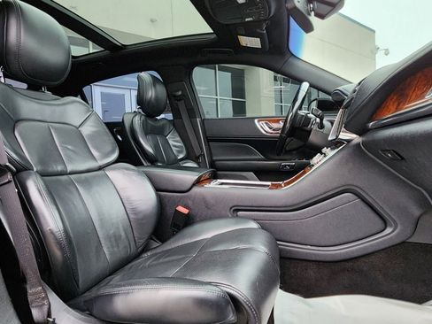 Used 2018 Lincoln Continental Select image 6