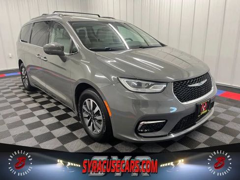 Used 2021 Chrysler Pacifica Touring-L FWD image 1