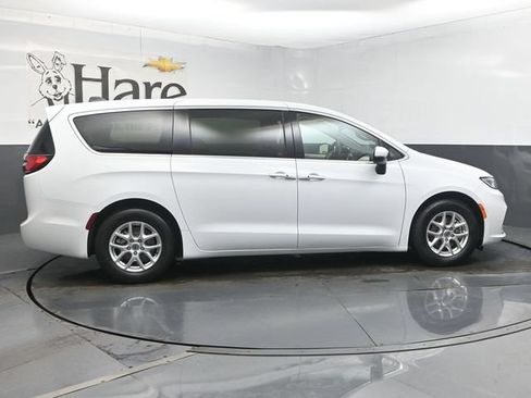 Used 2023 Chrysler Pacifica Touring-L FWD image 36
