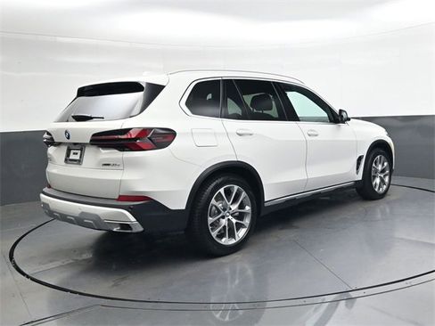 New 2026 BMW X5 xDrive50e image 4