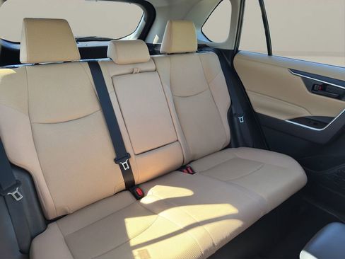 Used 2022 Toyota RAV4 LE image 19