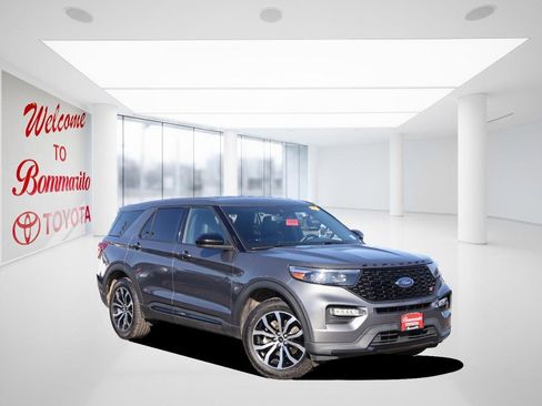 Used 2022 Ford Explorer ST image 2