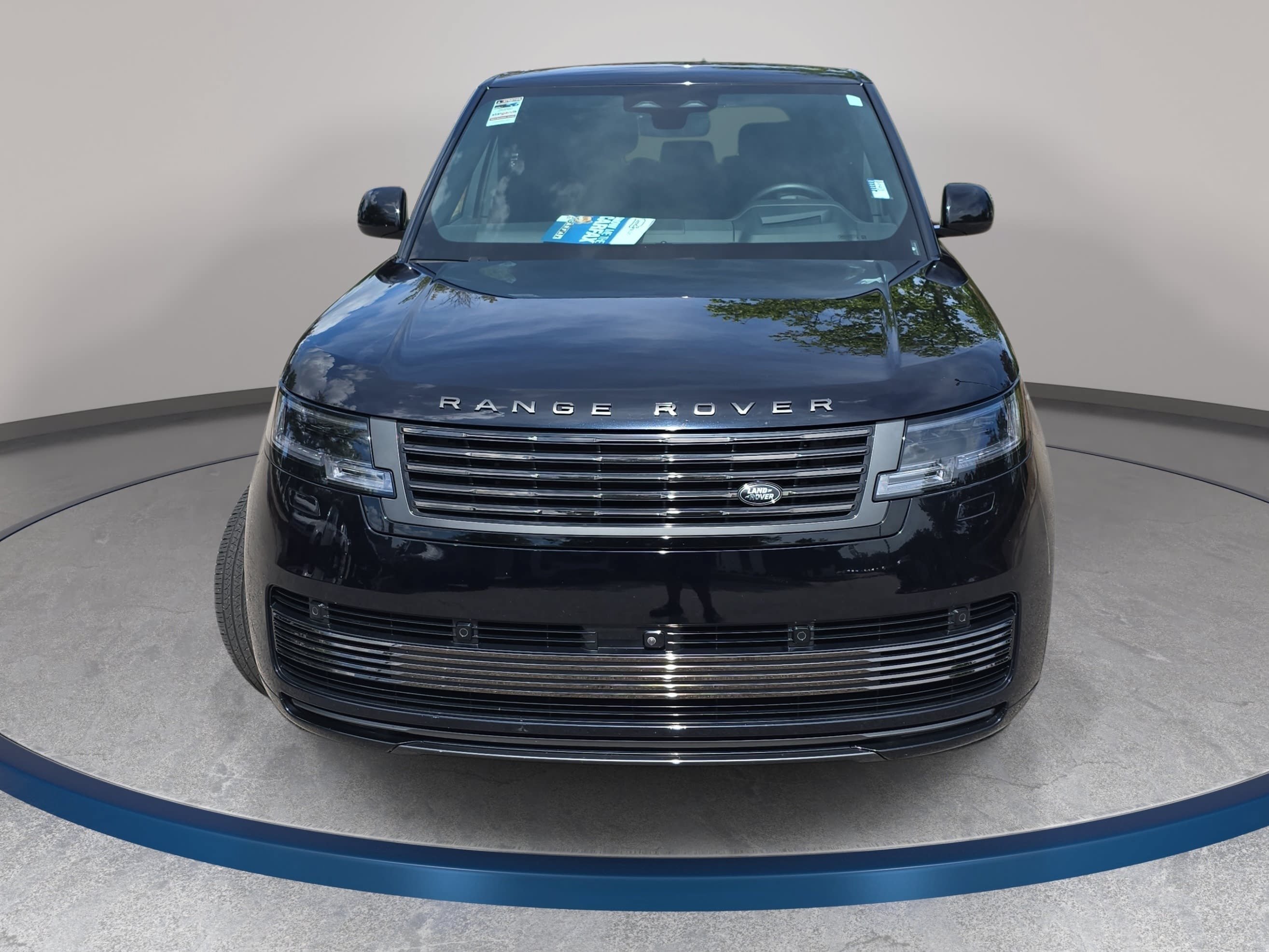 Used 2024 Land Rover Range Rover SV AWD/4WD image 2
