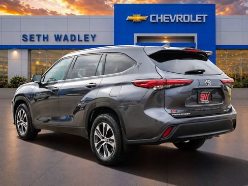 Used 2021 Toyota Highlander XLE AWD/4WD image 5