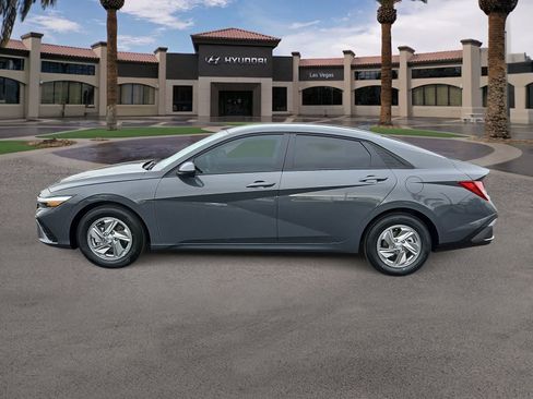 Used 2026 Hyundai Elantra SE FWD image 5