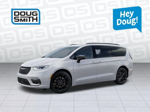 New 2026 Chrysler Pacifica Limited image 2