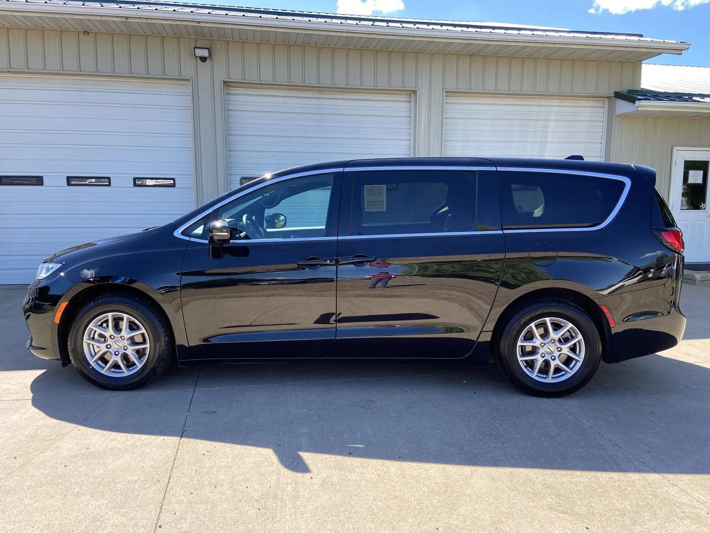 Used 2025 Chrysler Pacifica Select FWD image 4