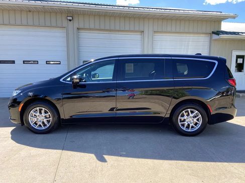 Used 2025 Chrysler Pacifica Select FWD image 4