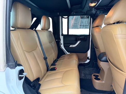 Used 2014 Jeep Wrangler Unlimited Sahara w/ Connectivity Group AWD/4WD image 18