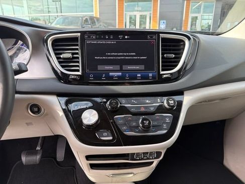 Used 2023 Chrysler Pacifica Touring-L FWD image 38