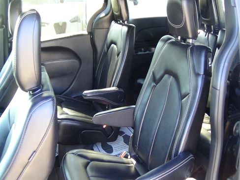 Certified 2025 Chrysler Pacifica Select FWD image 12