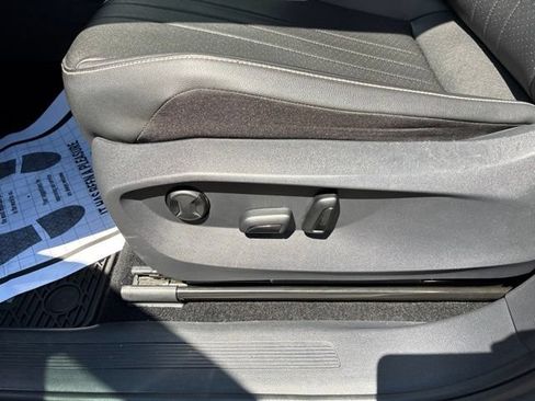 Used 2023 Volkswagen Tiguan SE w/ Panoramic Sunroof Package AWD/4WD image 11
