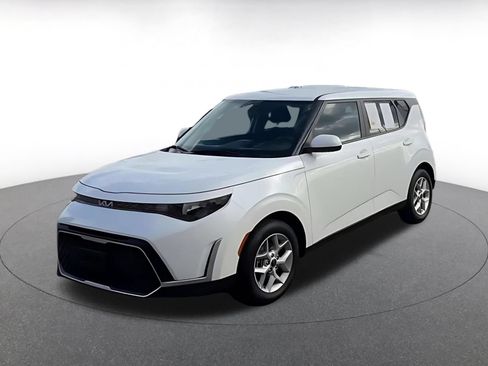 Used 2025 Kia Soul LX w/ LX Technology Package FWD image 4