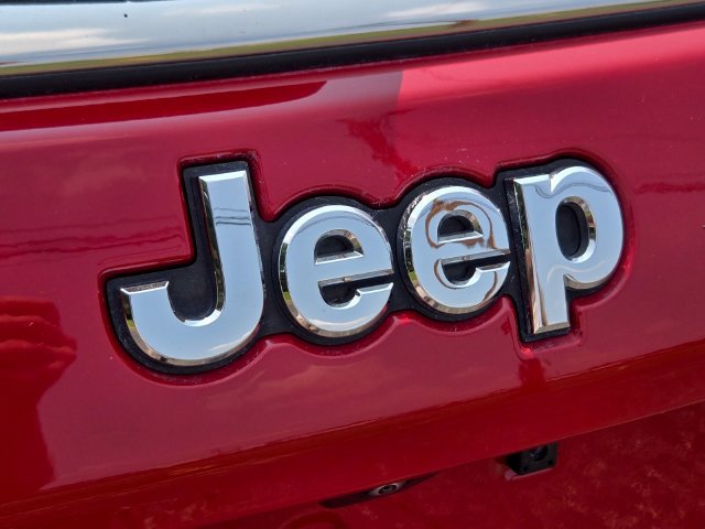 Used 2024 Jeep Compass Latitude w/ Sun and Sound Group AWD/4WD image 18