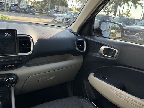 Used 2022 Hyundai Venue Limited image 16