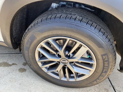 Used 2024 Nissan Rogue S FWD image 29