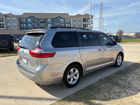Used 2017 Toyota Sienna LE image 8