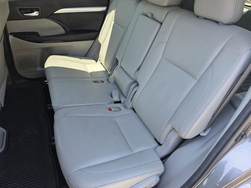 Used 2017 Toyota Highlander XLE AWD/4WD image 13