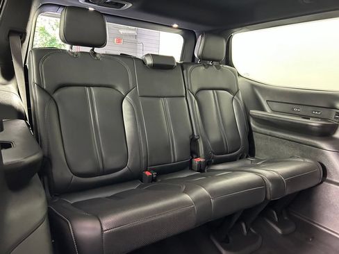Used 2022 Jeep Wagoneer Series III w/ Premium Group I AWD/4WD image 14