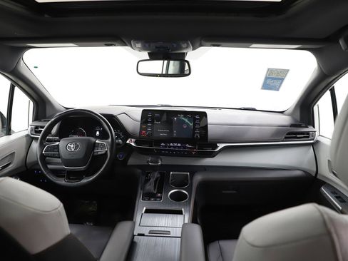 Used 2022 Toyota Sienna XSE image 15