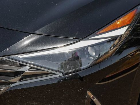 Used 2021 Hyundai Elantra Limited FWD image 8