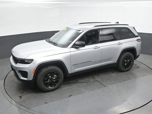 Used 2025 Jeep Grand Cherokee Altitude AWD/4WD image 37