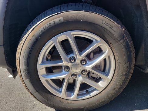 Used 2025 Jeep Grand Cherokee L Laredo image 8