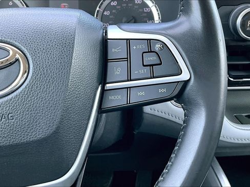 Used 2022 Toyota Highlander LE FWD image 23