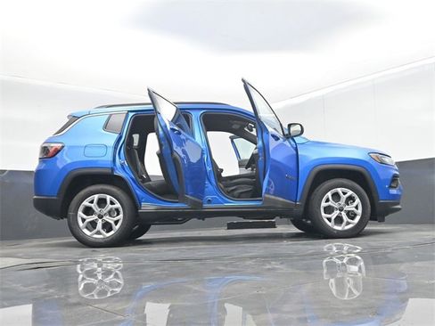 New 2025 Jeep Compass Latitude image 69