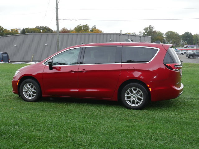 Used 2025 Chrysler Pacifica Select FWD image 8