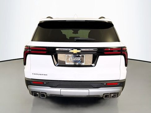 Used 2025 Chevrolet Traverse LT image 6