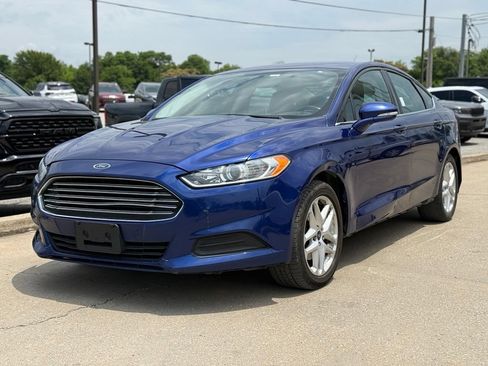 Used 2016 Ford Fusion SE FWD image 2