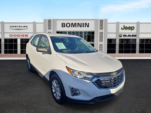 Used 2021 Chevrolet Equinox LS image 2