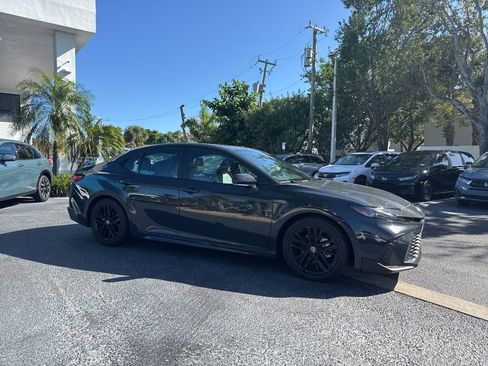 Used 2025 Toyota Camry SE image 4