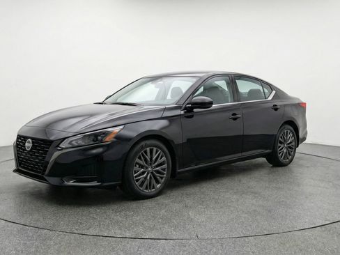 Used 2025 Nissan Altima 2.5 SV FWD image 3