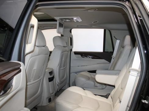 Used 2017 Cadillac Escalade Luxury AWD/4WD image 9