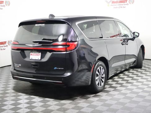 Used 2023 Chrysler Pacifica Touring-L FWD image 5