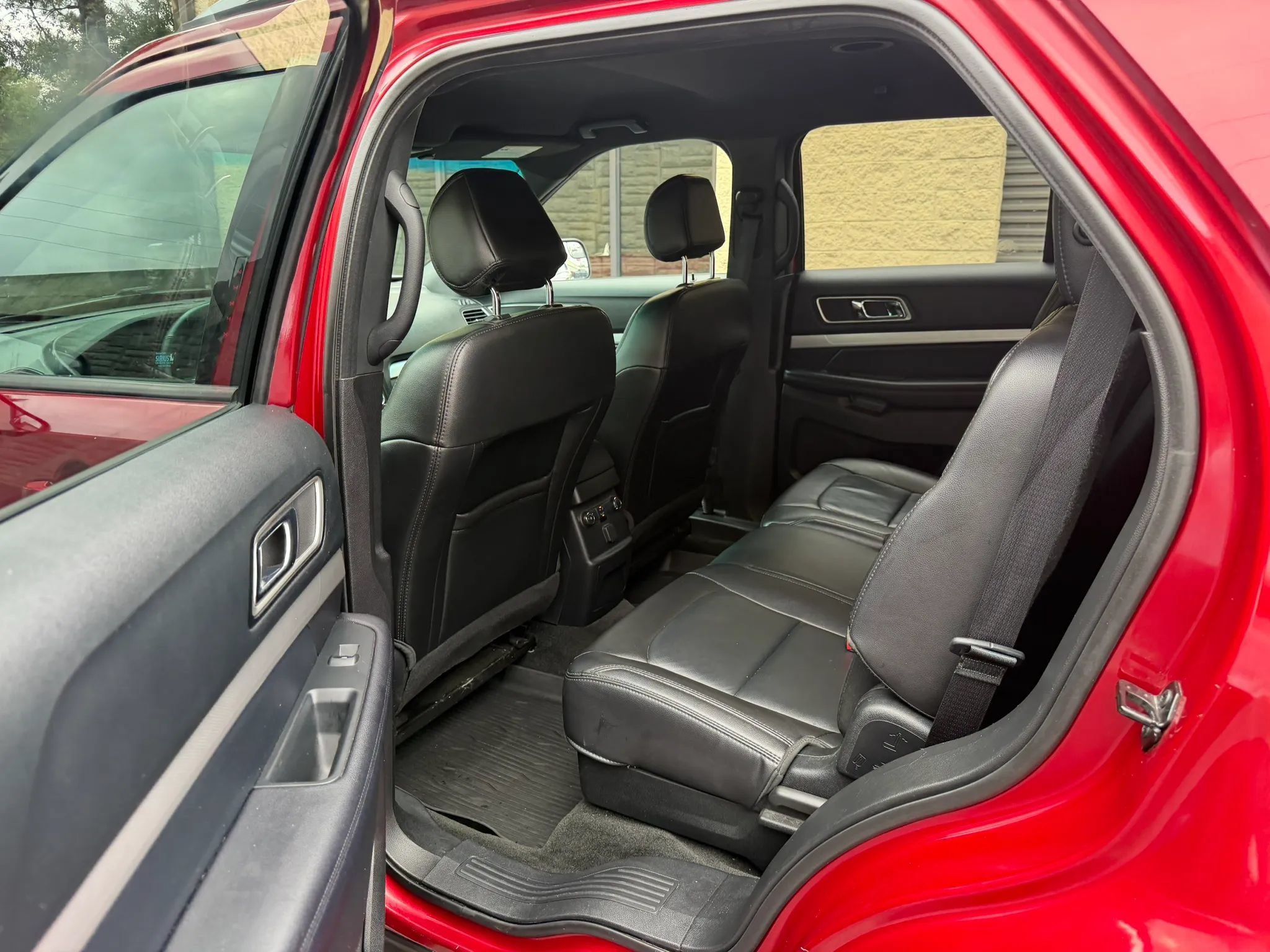 Used 2017 Ford Explorer XLT w/ Equipment Group 202A FWD image 28