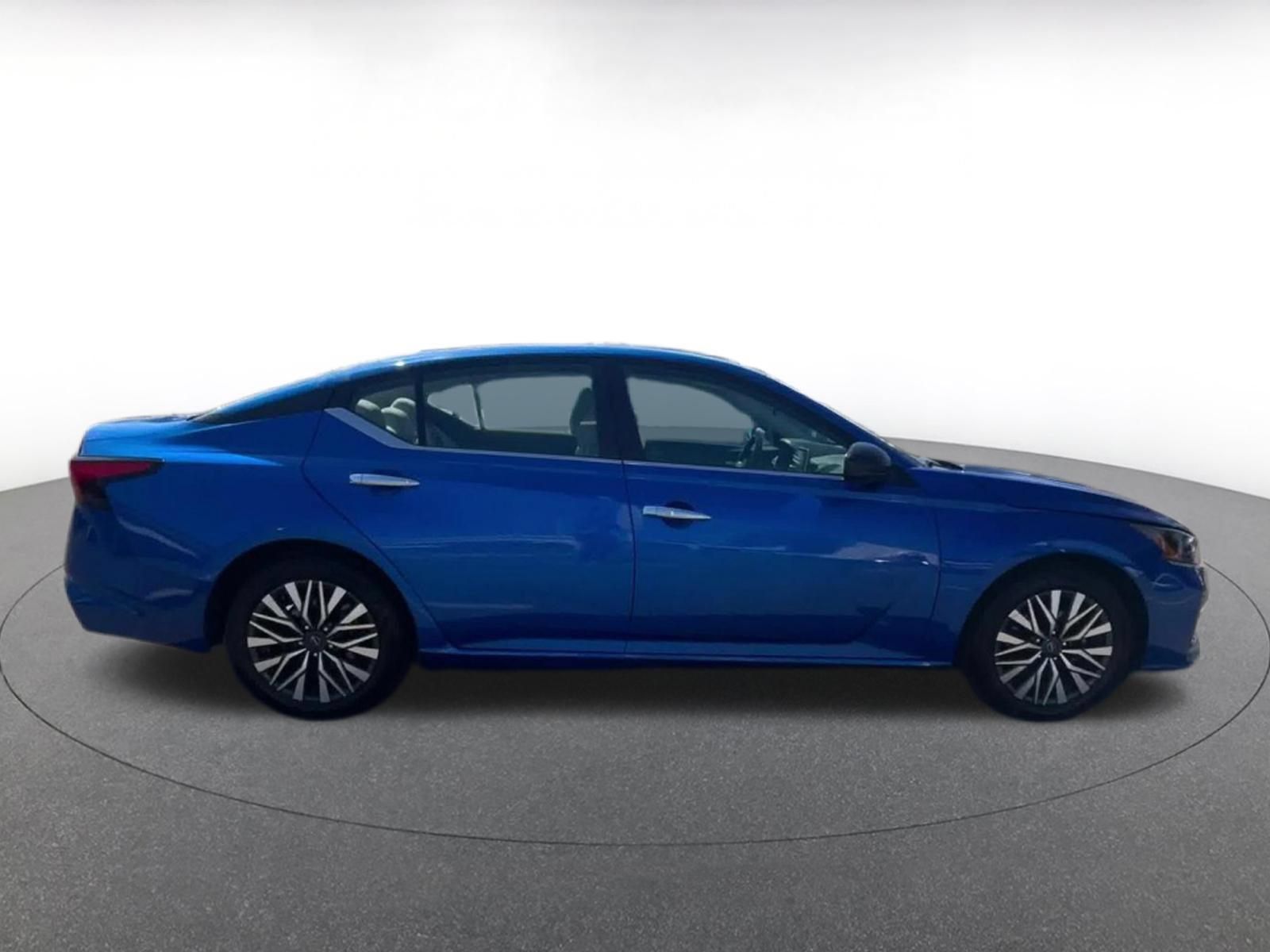 Used 2025 Nissan Altima 2.5 SV FWD image 15