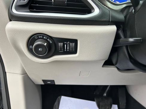 Certified 2022 Chrysler Pacifica Touring-L image 18