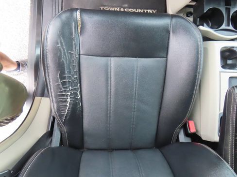 Used 2014 Chrysler Town & Country Touring FWD image 44