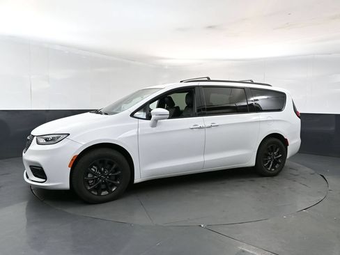 Used 2022 Chrysler Pacifica Touring-L w/ S Appearance Package AWD/4WD image 2