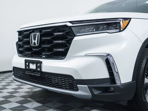 Used 2025 Honda Pilot Touring image 11