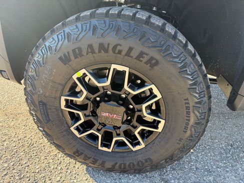 New 2026 GMC Sierra 2500 AT4X w/ LPO, Black Badging Package image 10