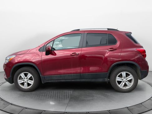 Used 2022 Chevrolet Trax LT w/ LT Convenience Package AWD/4WD image 2
